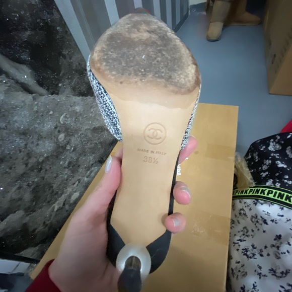 Gorgeous Chanel Tweed Shoes with Pearl!! - Picture 4 of 7